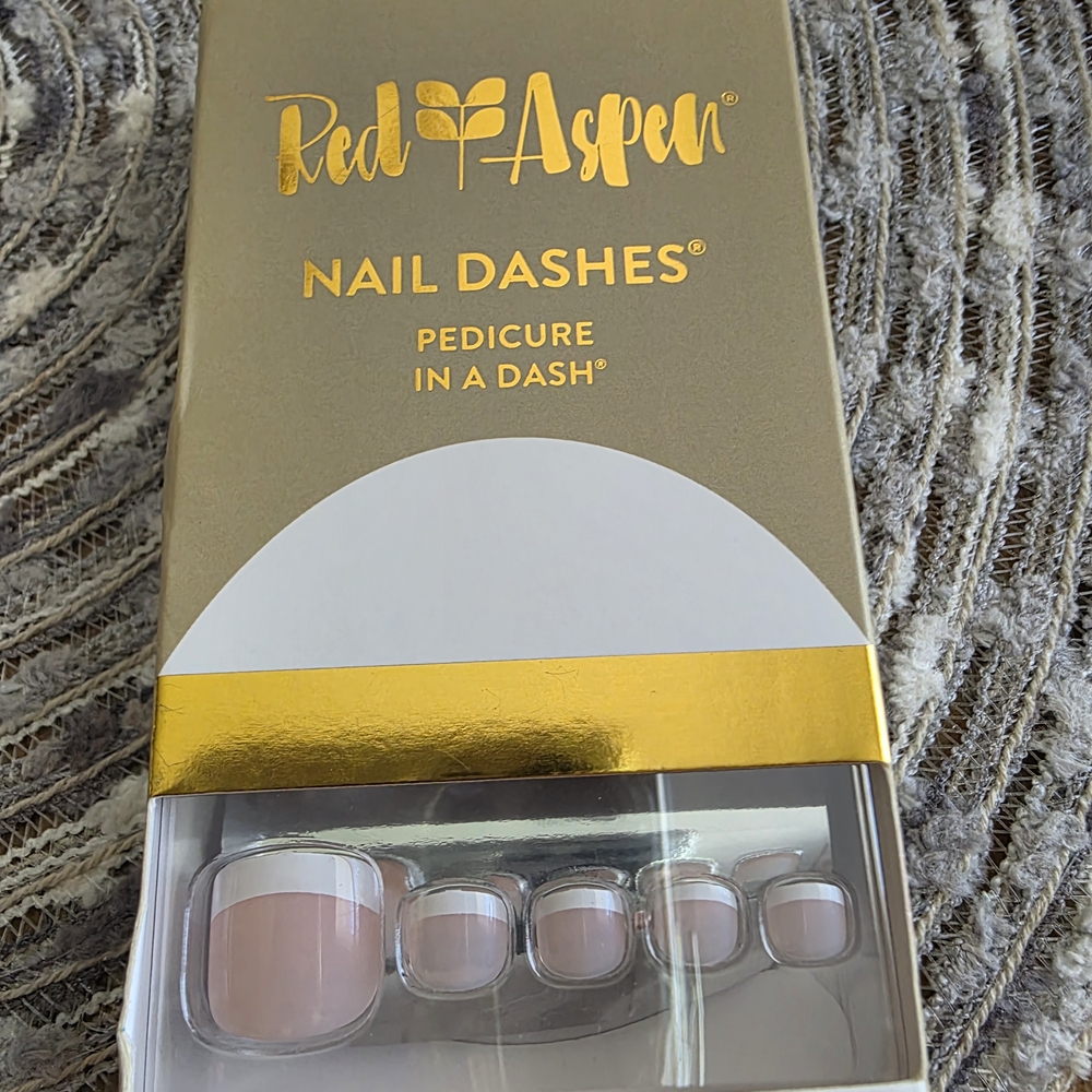 Red Aspen Toe Nail Dashes